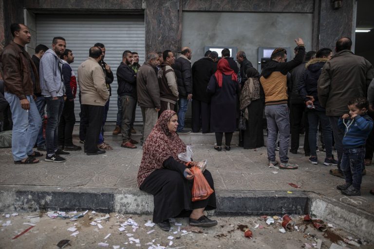 Gaza Residents Struggle Amid Severe Cash Shortage