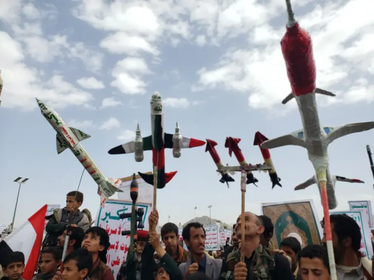 Houthis Strike Israel, Threaten Bab al-Mandeb Closure Amid Widening War