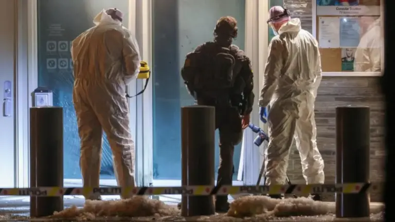 Reuters Police and forensic experts inspect the site of the explosion at the US embassy in Oslo, Norway. Photo: 8 March 2026