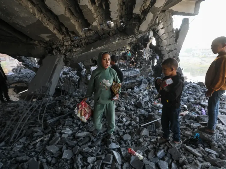 Displaced Palestinian children stand over the rubble of a destroyed building after an Israeli airstrike in the Al-Zaytun (Zeitoun) neighborhood of Gaza City, 20 November 2025. [File: Mohamed Saber/EPA]
