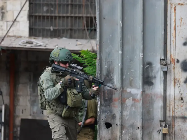 Israeli troops take position during a raid in Nablus city in the occupied West Bank on August 27, 2025. (Photo by Jaafar ASHTIYEH / AFP)