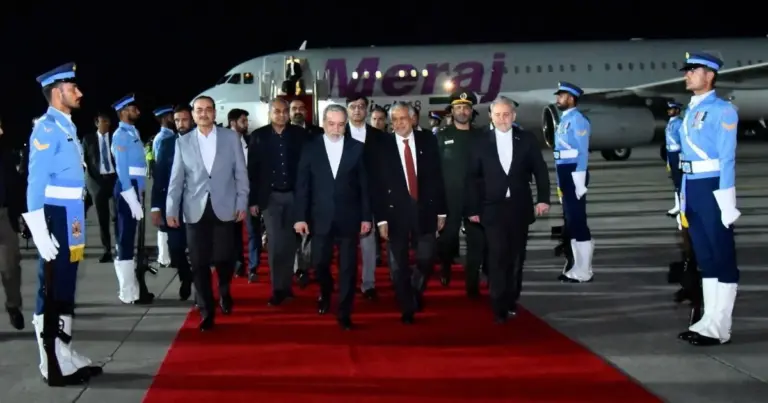 US Envoys Fly to Pakistan as Iran Nuclear Diplomacy Hangs in Balance