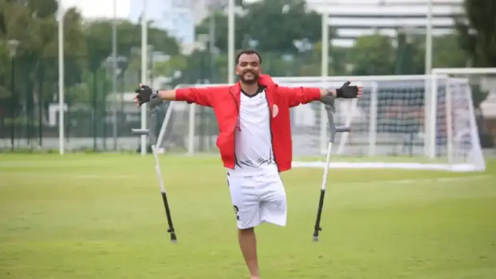 Man with amputated leg raises both arms