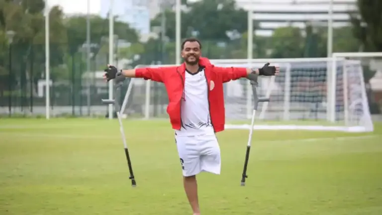 Man with amputated leg raises both arms