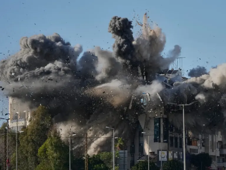 Trump Vows Iran War Ends in Weeks as Strikes Hit Isfahan