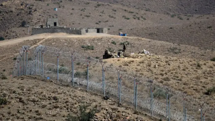 Pakistan strikes Afghan provinces